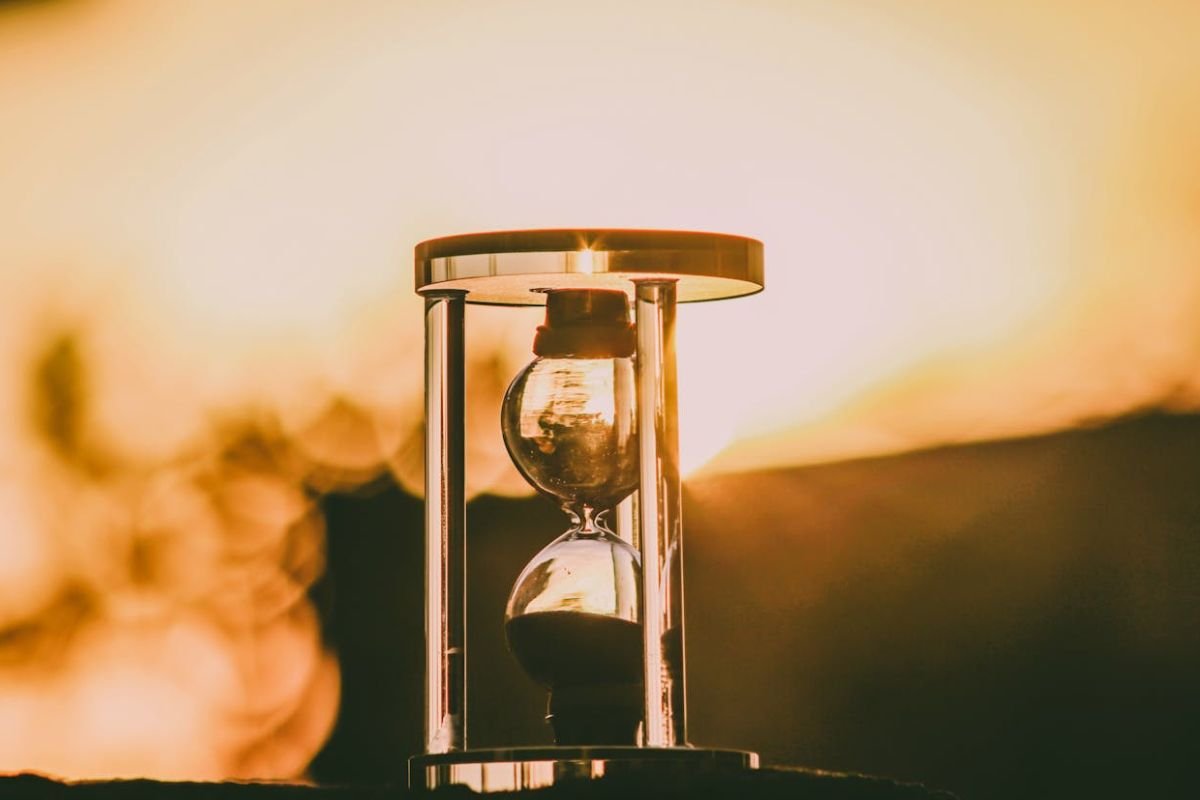 Hourglass Symbolising Time Limits and Forward Momentum Close-up of an hourglass, symbolising the importance of deadlines in releasing mental burdens and moving forward.