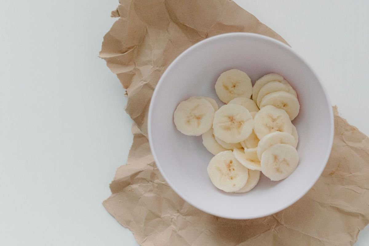 Seedless Bananas: The Convenience of Triploid Varieties A bowl filled with slices of seedless bananas, showcasing the convenience of triploid bananas.