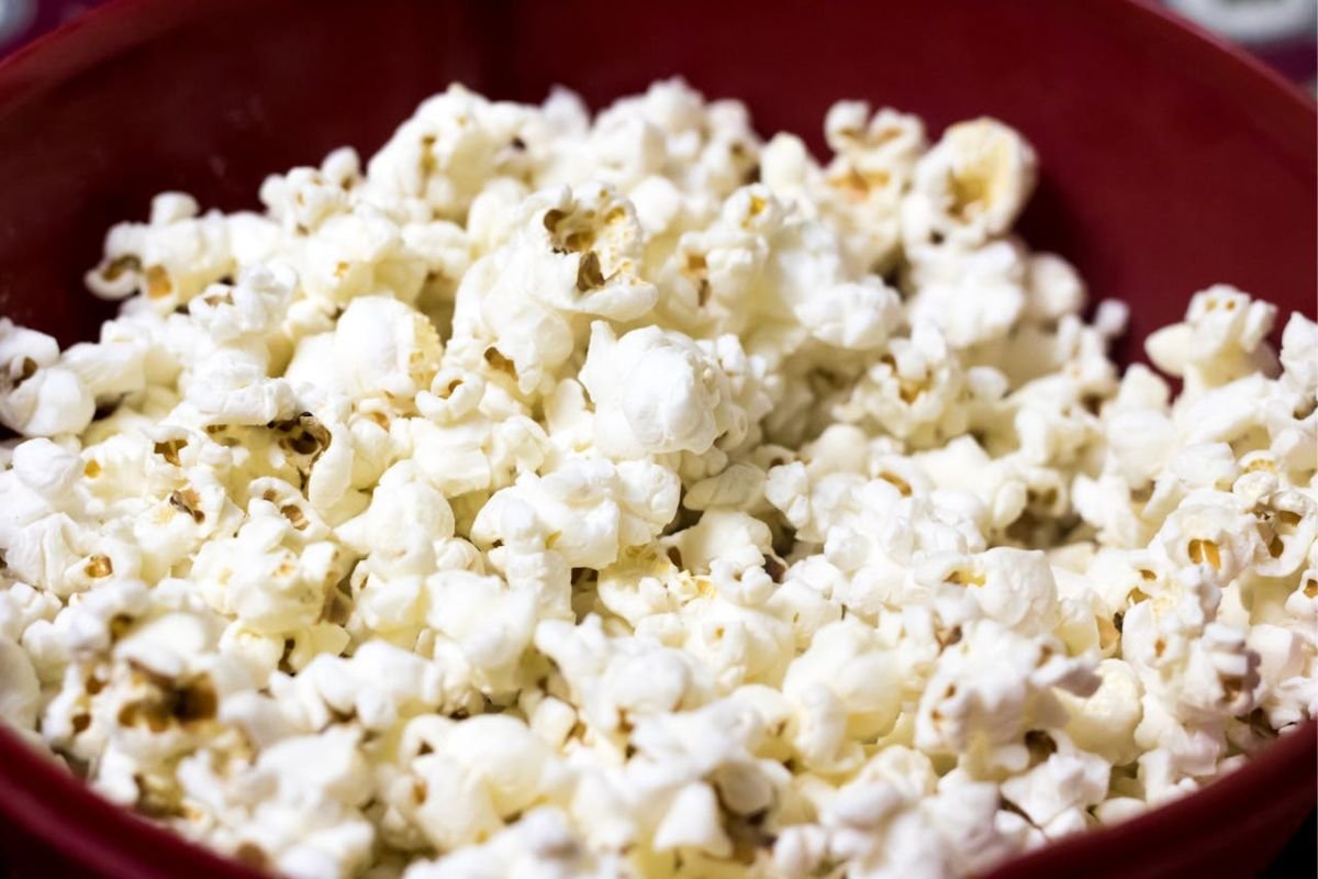 The Popcorn Connection: How Teosinte Inspired Early Agriculture A bowl of popcorn, symbolizing the discovery that heating teosinte seeds created an early version of modern popcorn, sparking agricultural curiosity.