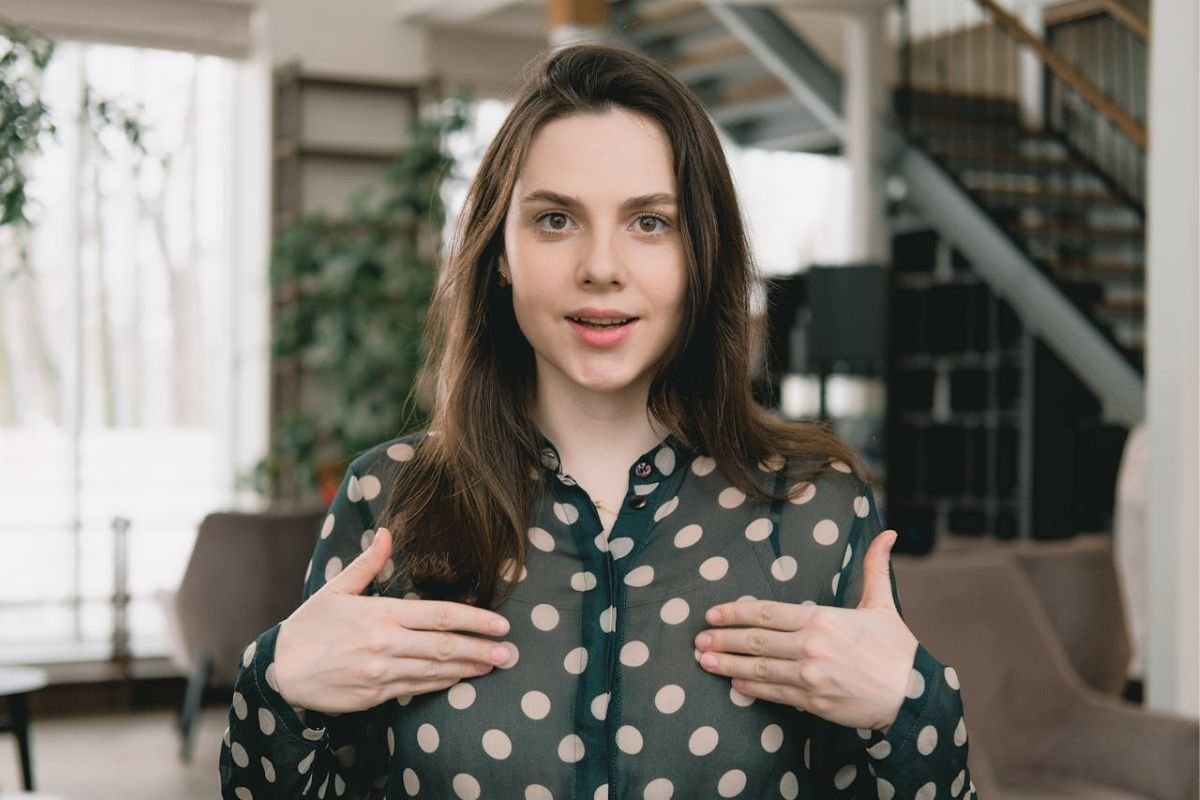 Master Self-Expression: The Power of 'I-Statements' in Conflict-Free Communication A young woman using hand gestures while speaking, symbolising confident self-expression and the use of 'I-statements' in effective communication.