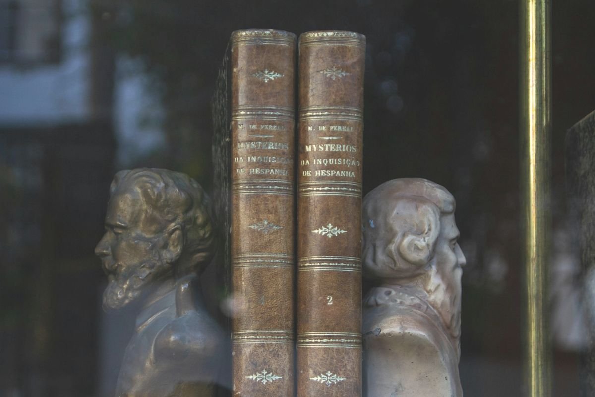 The Franklin Effect in Action – Why Borrowing a Book Can Build Friendship Two rare books on a shelf, symbolising the Franklin Effect where doing a favour for someone boosts your likability in their eyes.