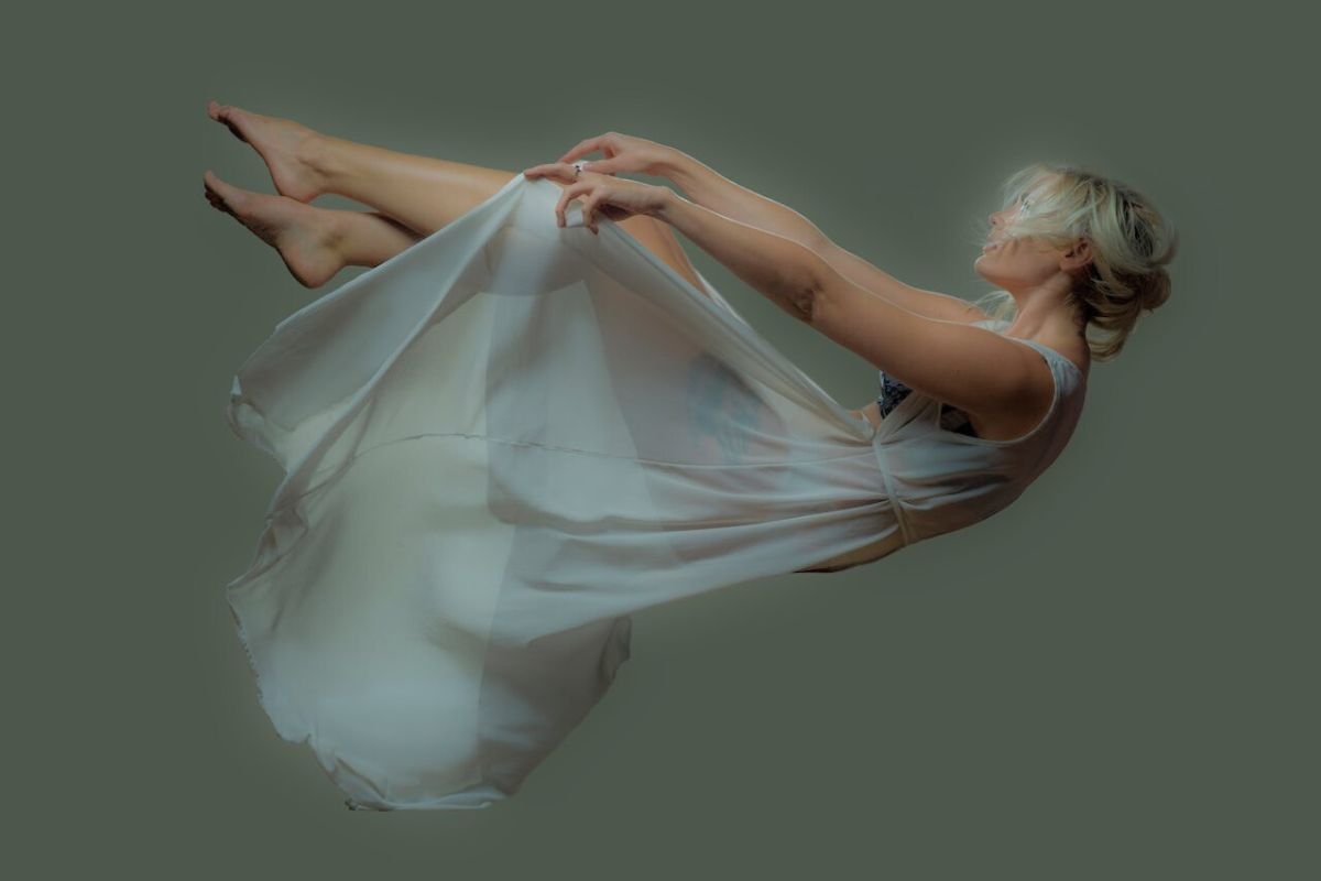 Sleeping woman gently falling in midair, symbolising the experience of losing control in a lucid dream and the need to stabilise it.