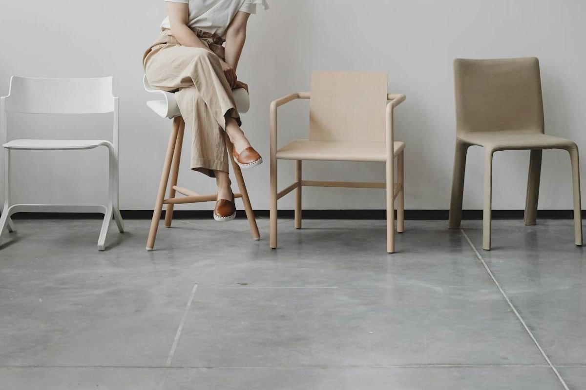 Woman sitting on a chair with legs crossed, illustrating posture habits that can contribute to joint imbalance and circulation strain