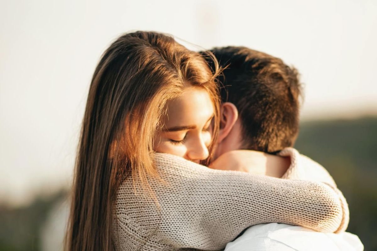 Woman tightly embracing her partner, showing deep emotional attachment and refusal to let go.