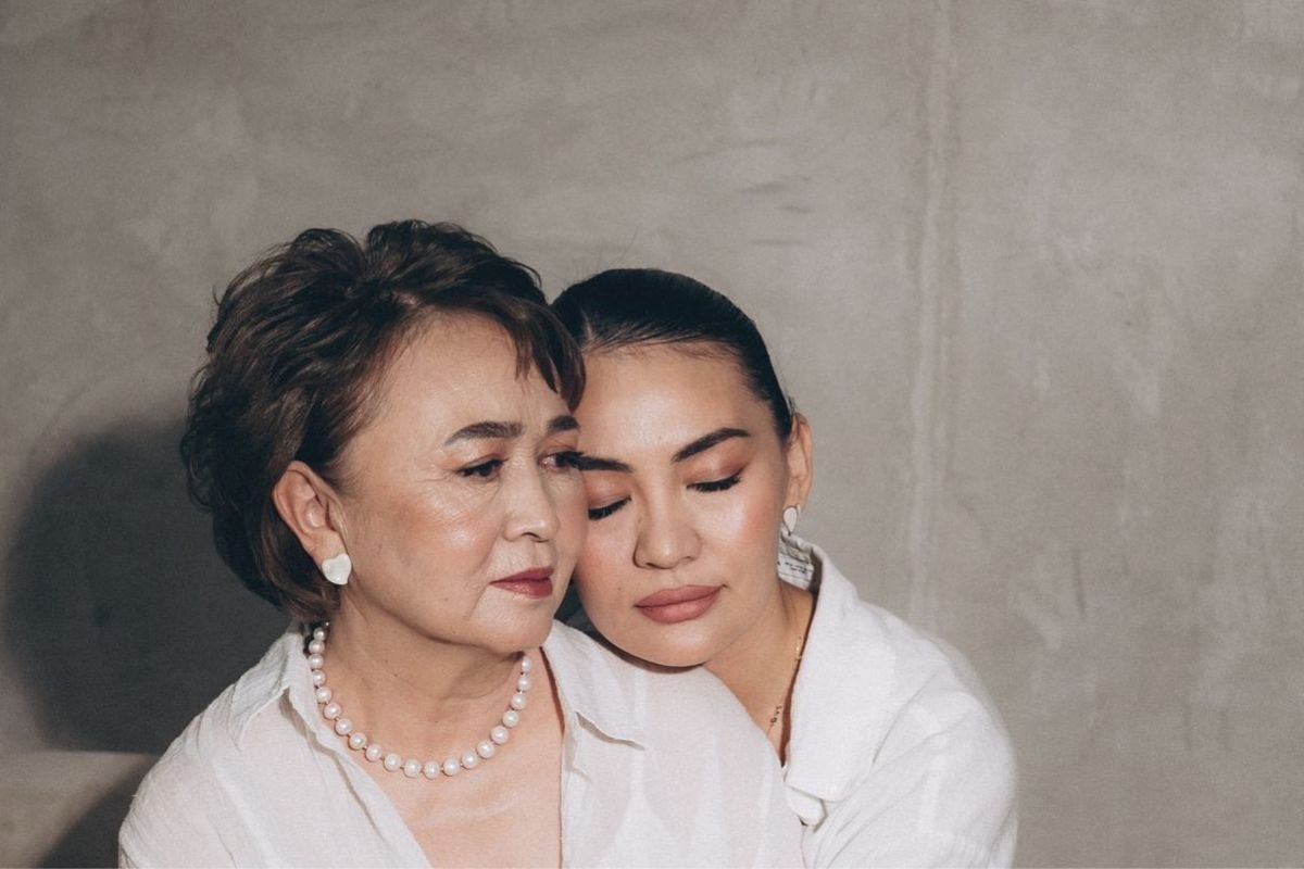Mother comforting her adult daughter during a difficult period, representing family relationships and supporting adult children with compassion.