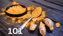 Fresh turmeric root beside turmeric powder, illustrating the natural source of curcumin and the difference between turmeric and curcumin.