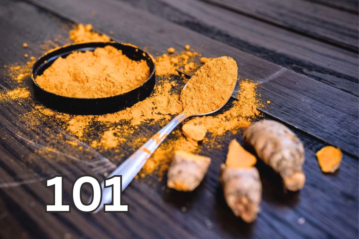 Fresh turmeric root beside turmeric powder, illustrating the natural source of curcumin and the difference between turmeric and curcumin.