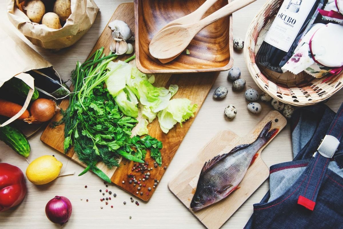 Fresh vegetables, salmon, and healthy ingredients for a brain health diet that supports memory, cognitive function, and healthy ageing.