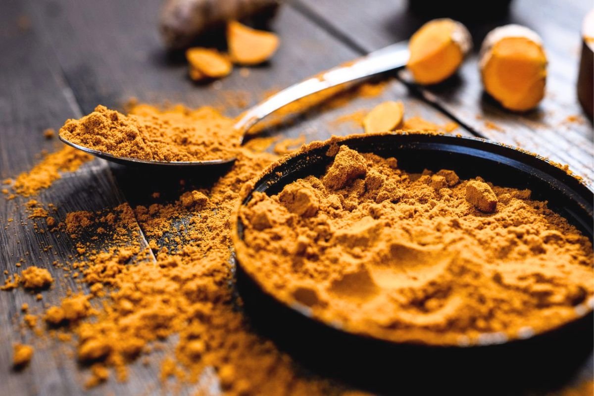 Fresh turmeric root and turmeric powder, natural sources of curcumin studied for their antioxidant properties and effects on oxidative stress.
